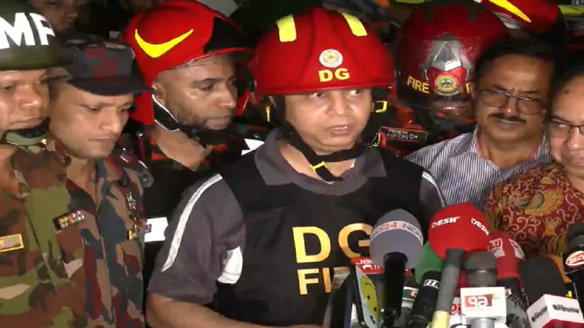 আগুন নিয়ন্ত্রণে তবে পুরোপুরি নির্বাপণে আরও সময় লাগবে: ফায়ার সার্ভিসের ডিজি