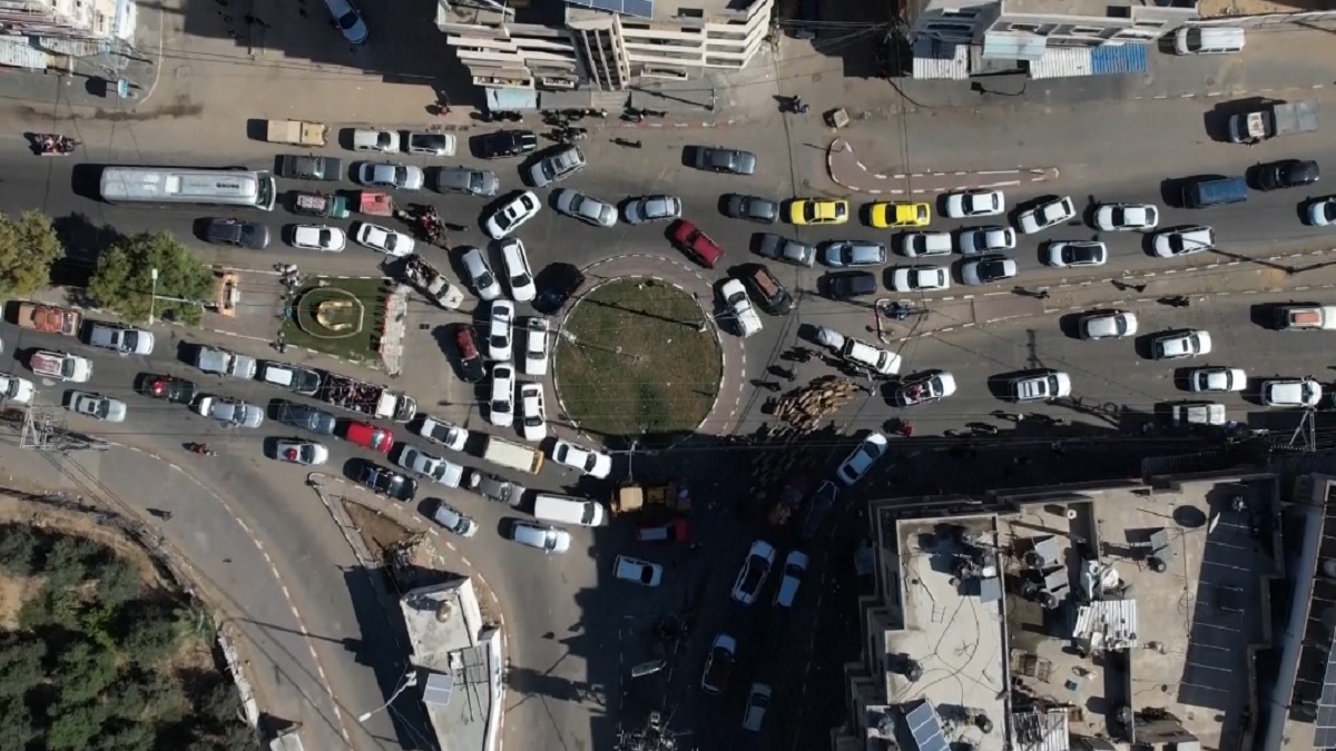 প্রাণপণে গাজা ছাড়ছেন ফিলিস্তিনিরা