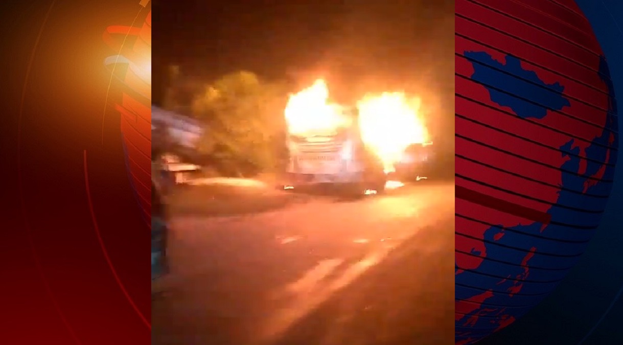 রূপসায় যাত্রীবাহী বাসে আগুন দিয়েছে দুর্বৃত্তরা