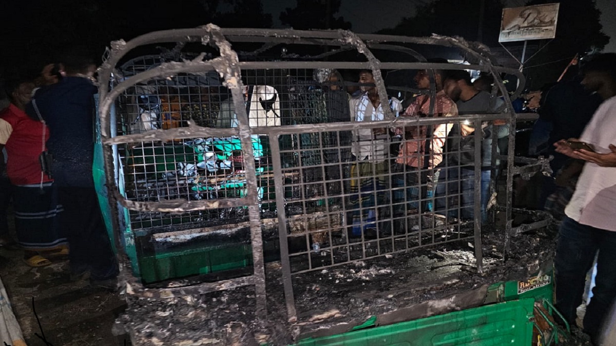 গাজীপুরে সিএনজিতে দুর্বৃত্তদের আগুন