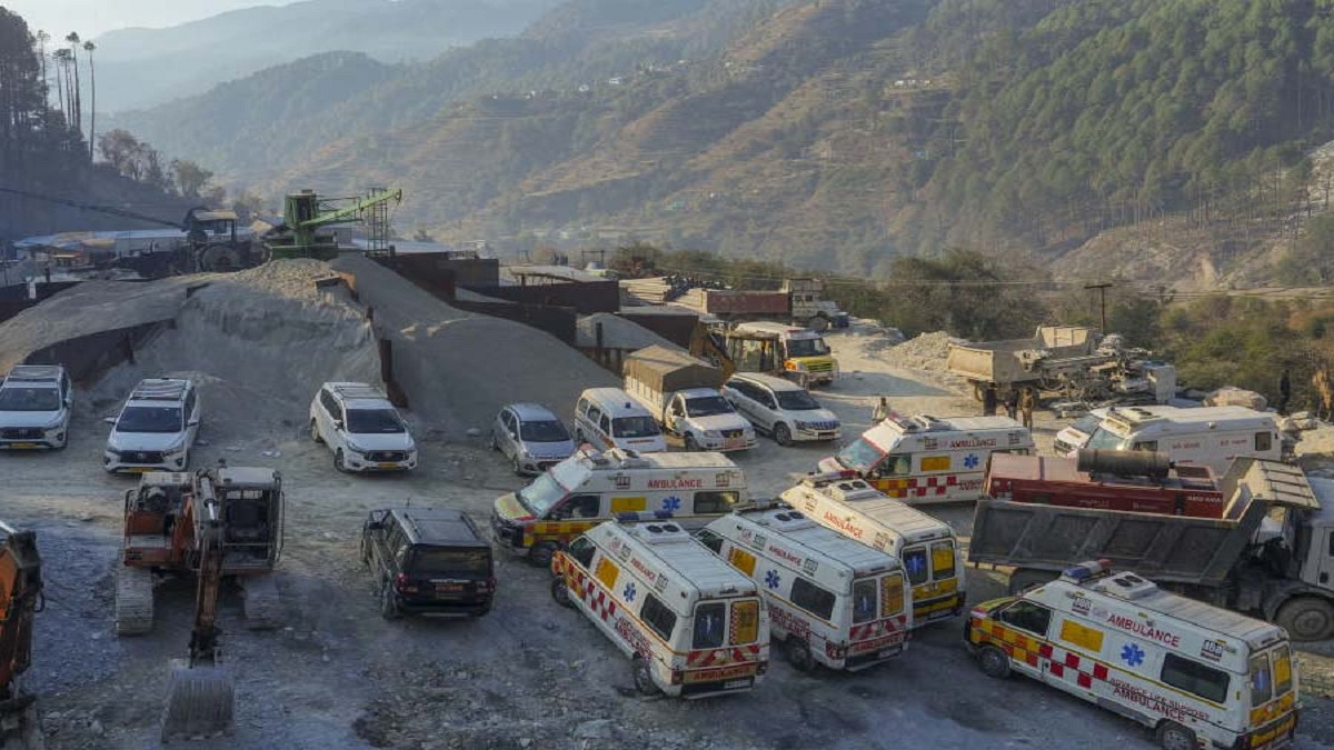 উত্তরাখণ্ডে টানেল দুর্ঘটনা: বাইরে প্রস্তুত সারি সারি অ্যাম্বুলেন্স, চলছে চূড়ান্ত অভিযান