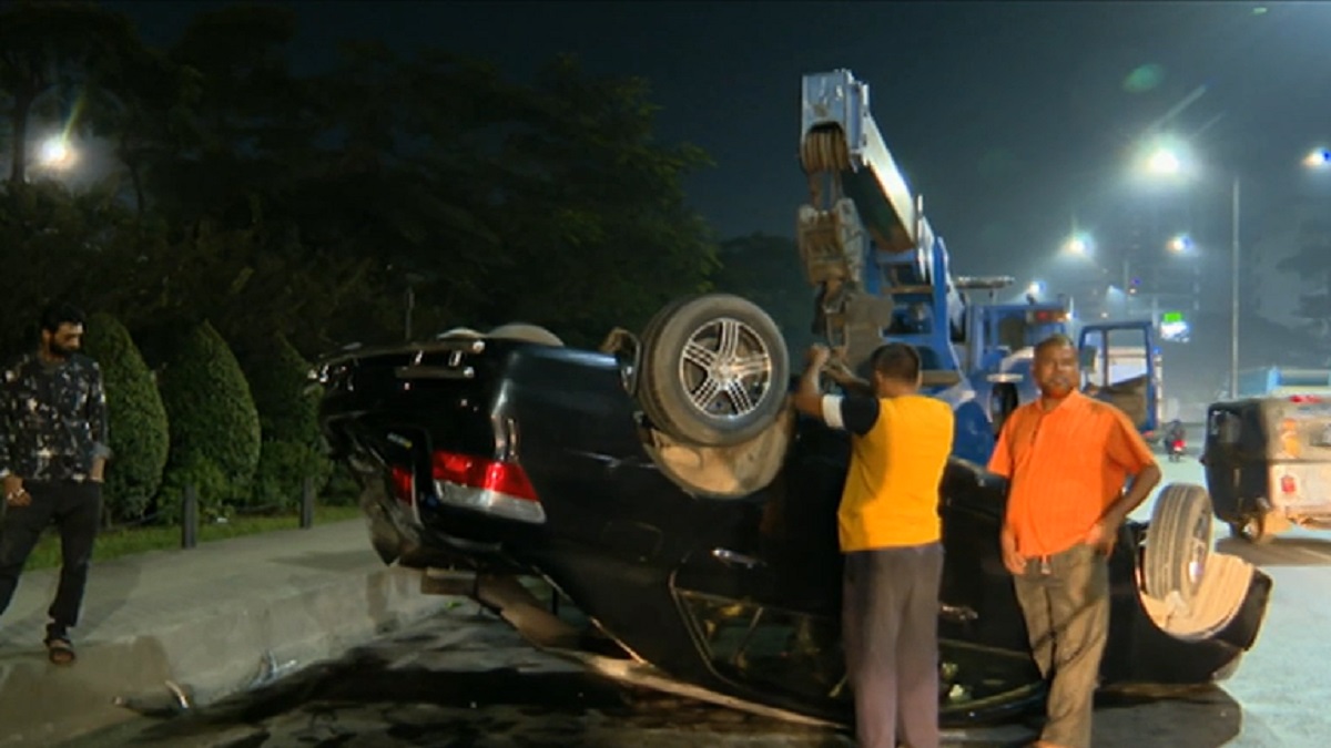 মধ্যরাতে রাজধানীতে পৃথক সড়ক দুর্ঘটনায় আহত ৪