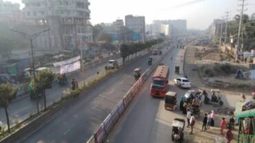 অবরোধে রাজধানীতে যান চলাচল কম, বাসে আগুন দেয়ার সময় আটক ৩
