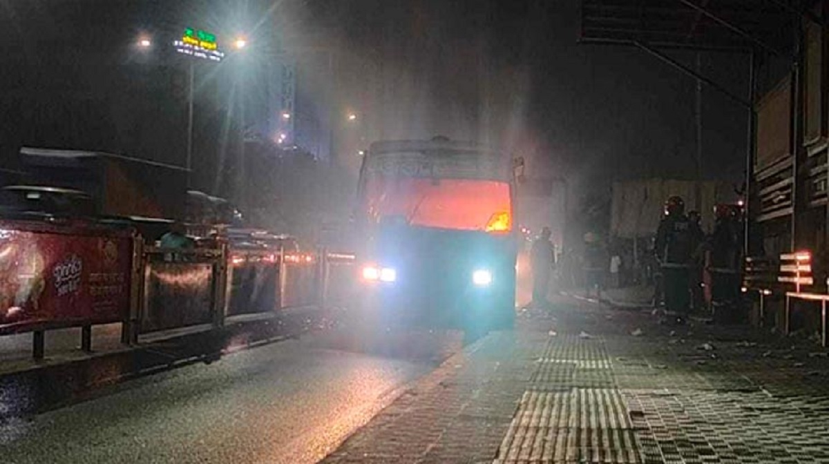 এবার খিলক্ষেতে যাত্রীবাহী বাসে আগুন