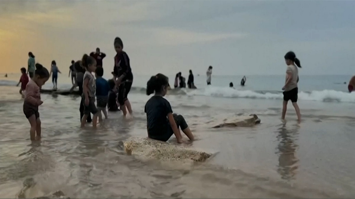 যুদ্ধবিরতিতে দম নিতে সাগরপাড়ে গাজাবাসী