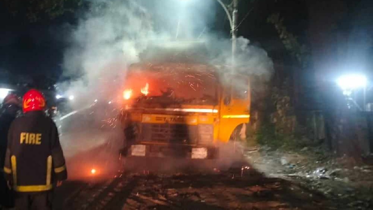 টঙ্গীতে কাভার্ডভ্যানে আগুন