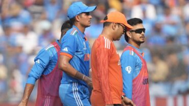 ক্র্যাম্প নিয়ে মাঠ ছাড়লেন সেঞ্চুরির পথে থাকা গিল