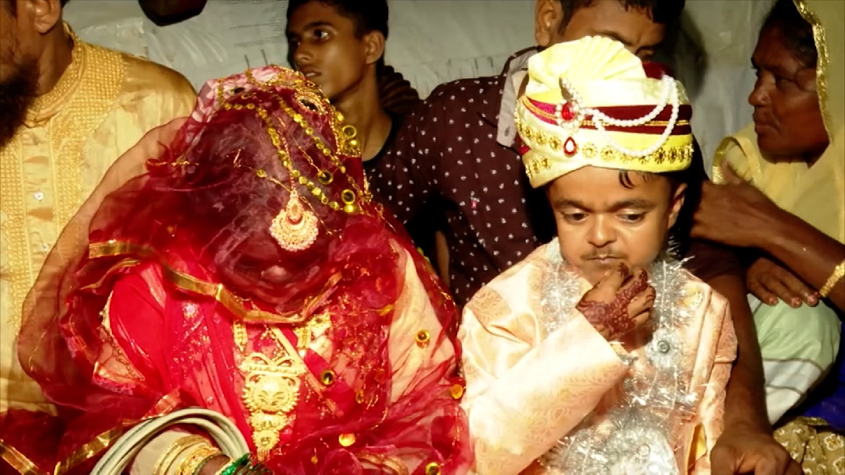 জমকালো আয়োজনে খুলনায় খর্বাকৃতি যুগলের বিয়ে