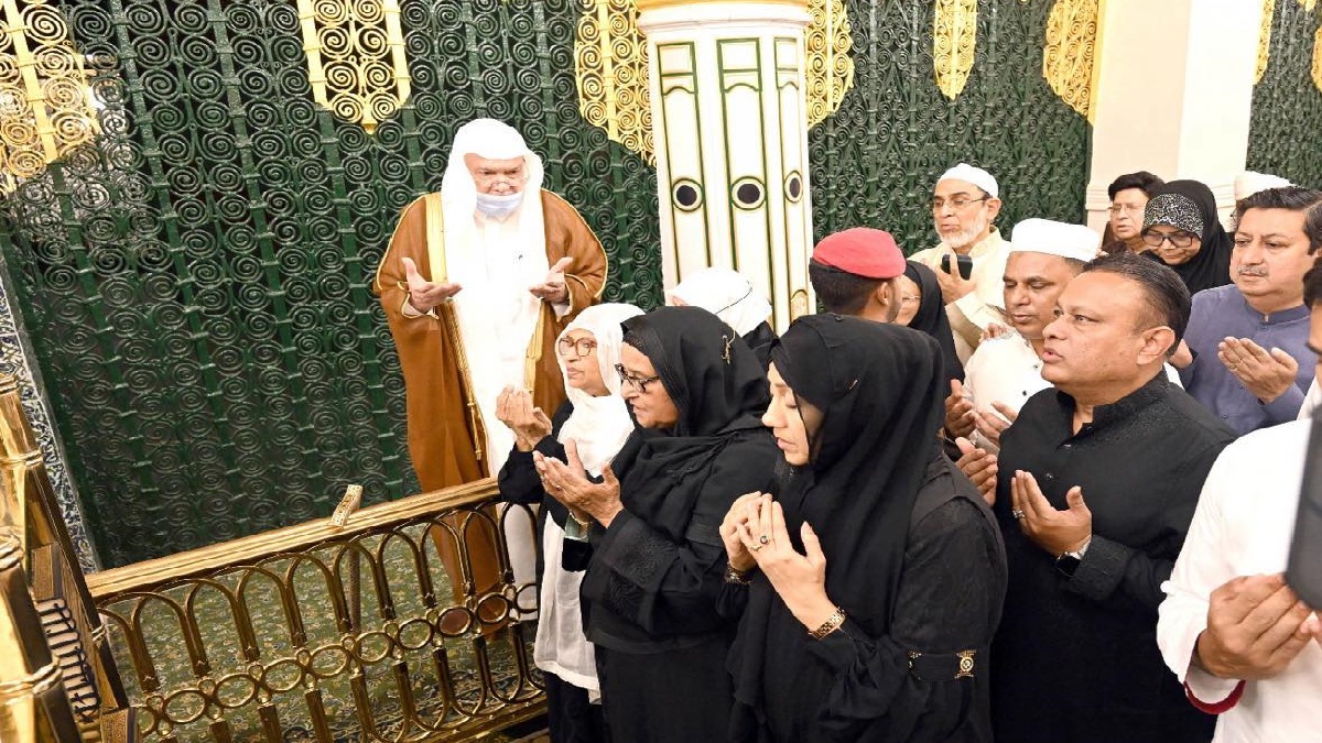 মহানবীর (স.) রওজা মোবারক জিয়ারত করলেন প্রধানমন্ত্রী