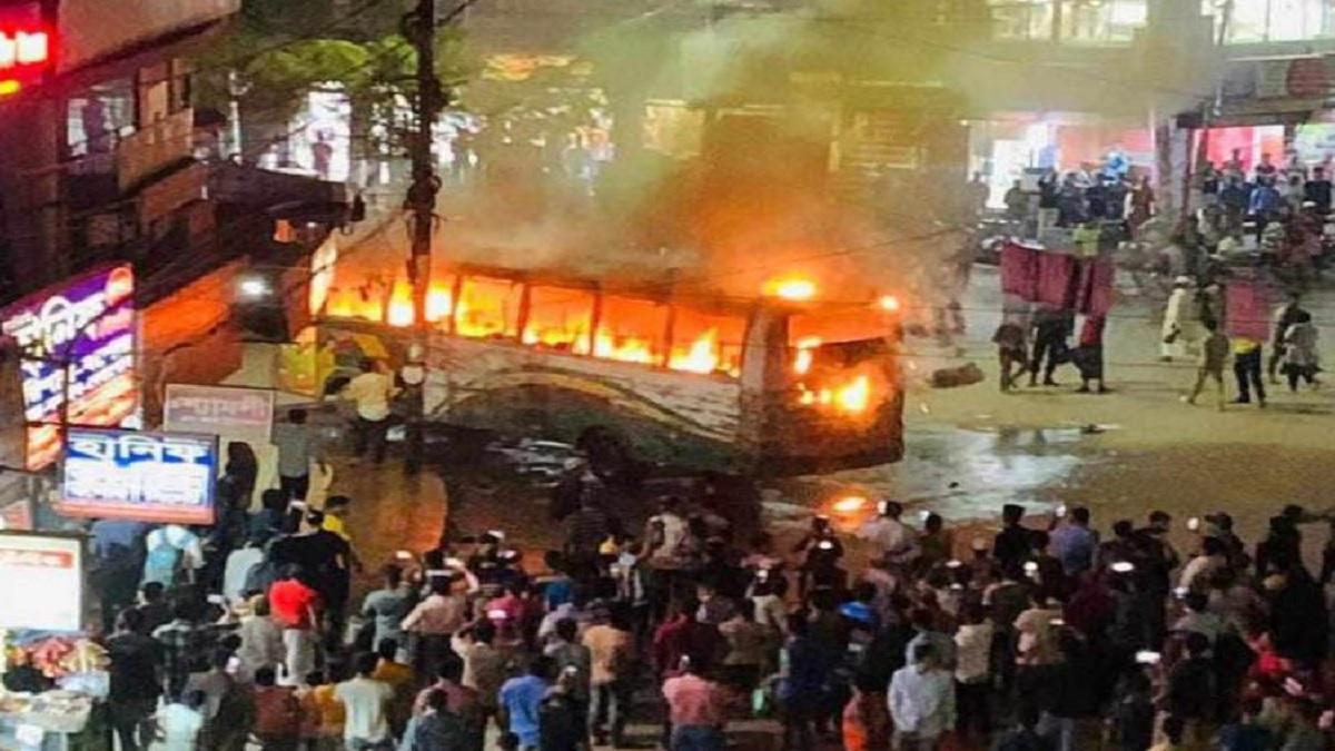যাত্রাবাড়িতে বাসে আগুন