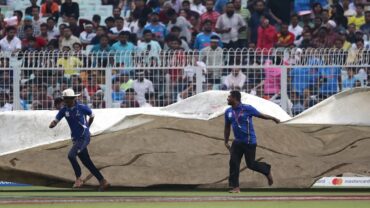 ইডেনে থেমেছে বৃষ্টি; শুরু হলো খেলা