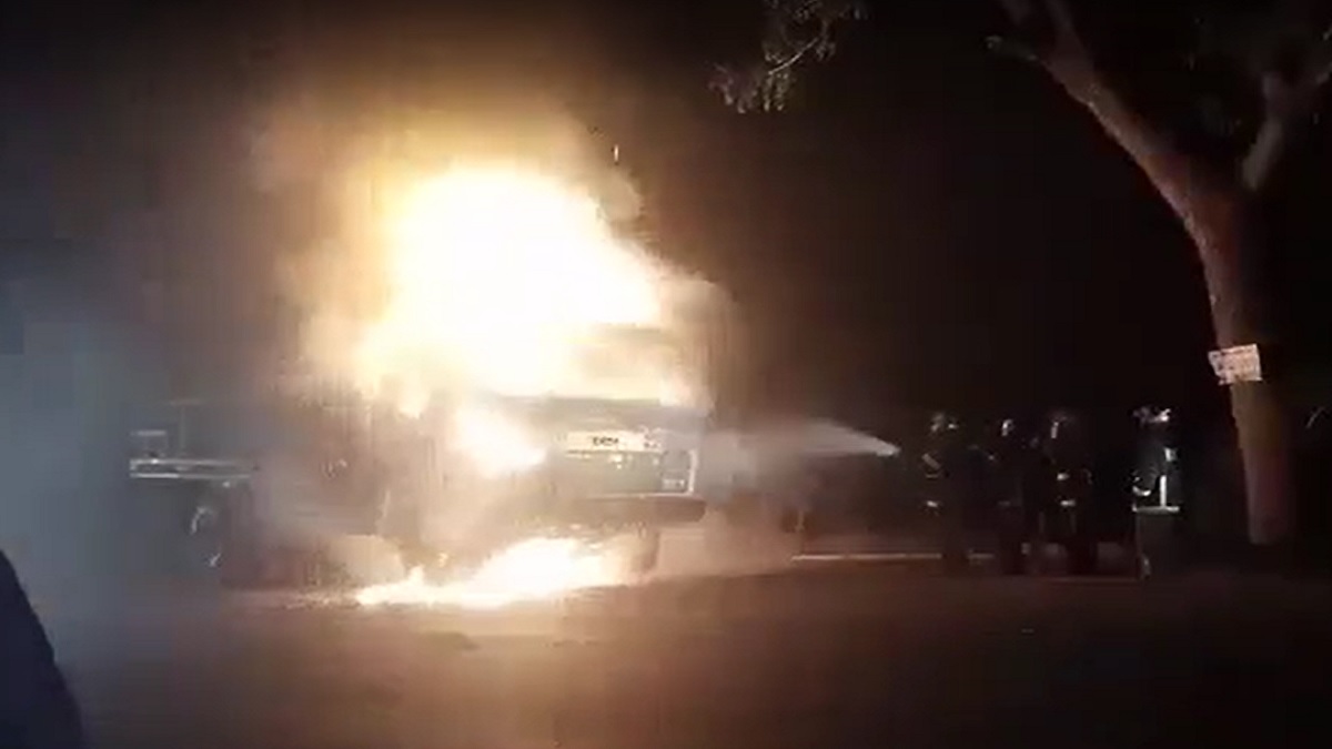 রাজশাহীতে দাঁড়িয়ে থাকে ট্রাকে আগুন