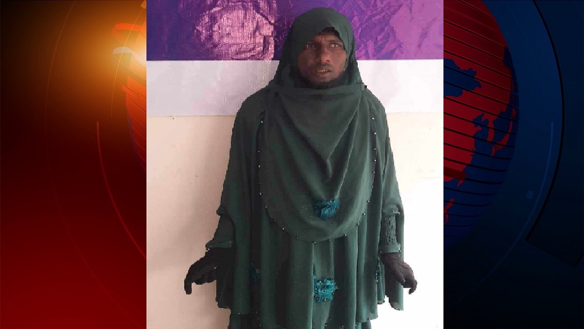 বোরকা পরে ছোট বউকে খুঁজছিল কামরুল, চোর ভেবে পুলিশে দিলো গ্রামবাসী