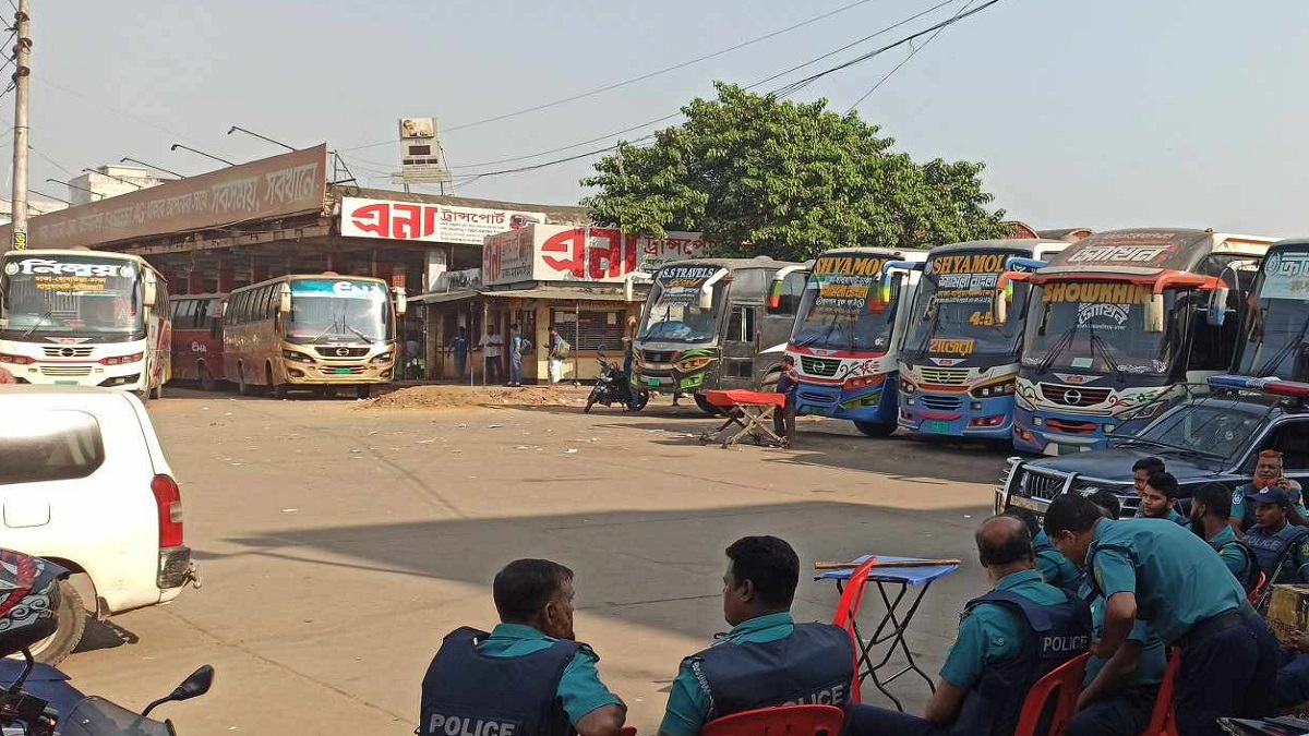 অবরোধের দ্বিতীয় দিনে রাজধানীতে ৬ বাসে আগুন, বন্ধ দূরপাল্লার যান