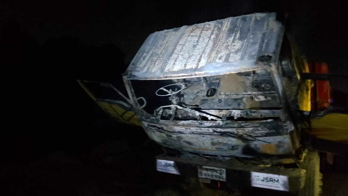 গাজীপুরে সিমেন্টবাহী ট্রাকে আগুন