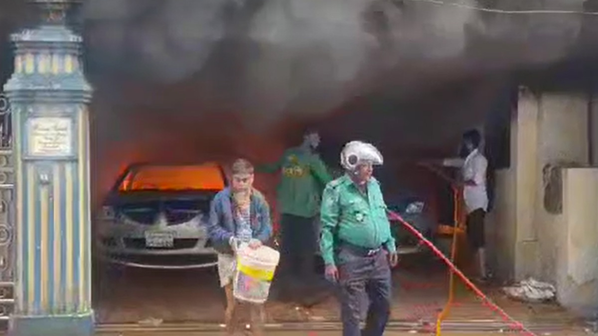 বাড়ির সামনে গৃহকর্মীর মরদেহ, ৩টি গাড়িতে আগুন বিক্ষুব্ধ এলাকাবাসীর