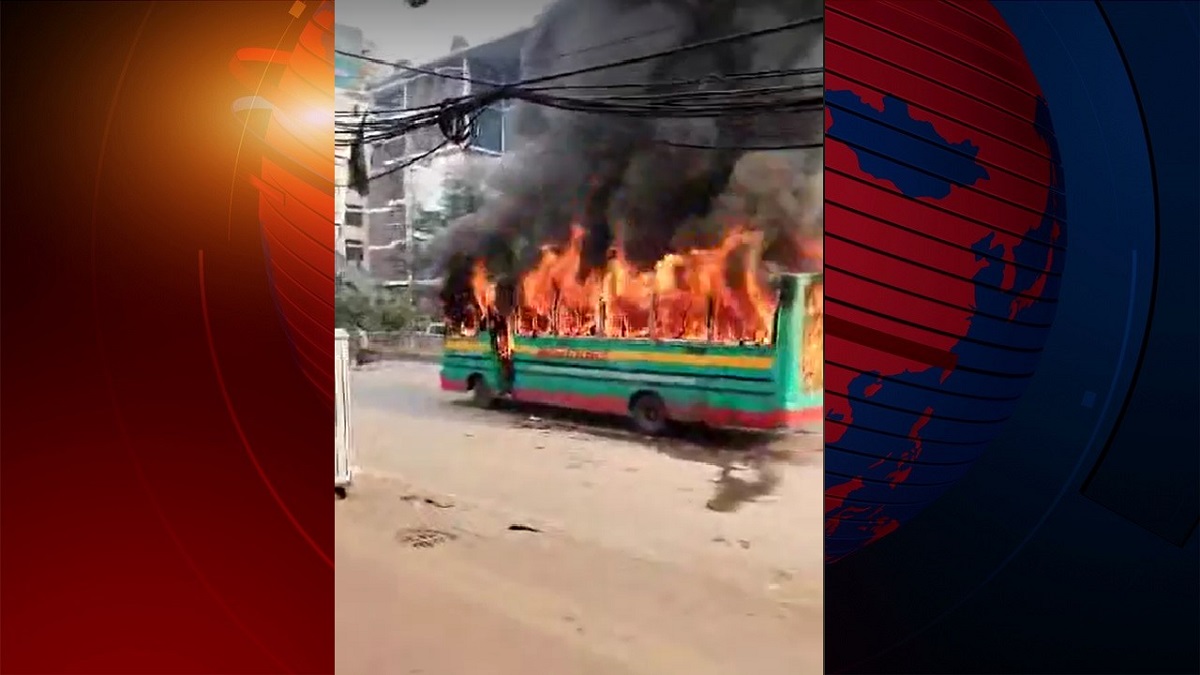 ধানমন্ডিতে যাত্রীবাহী বাসে আগুন