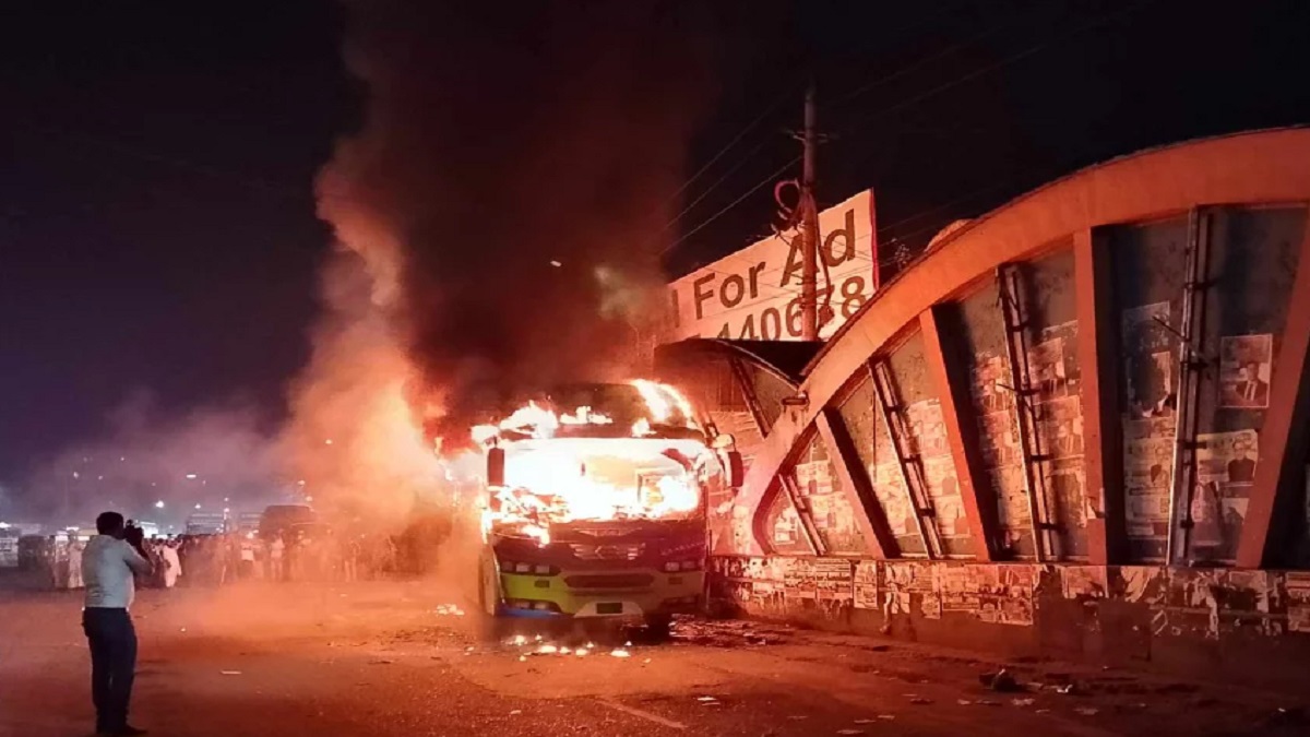 গাবতলীতে বাসে আগুন