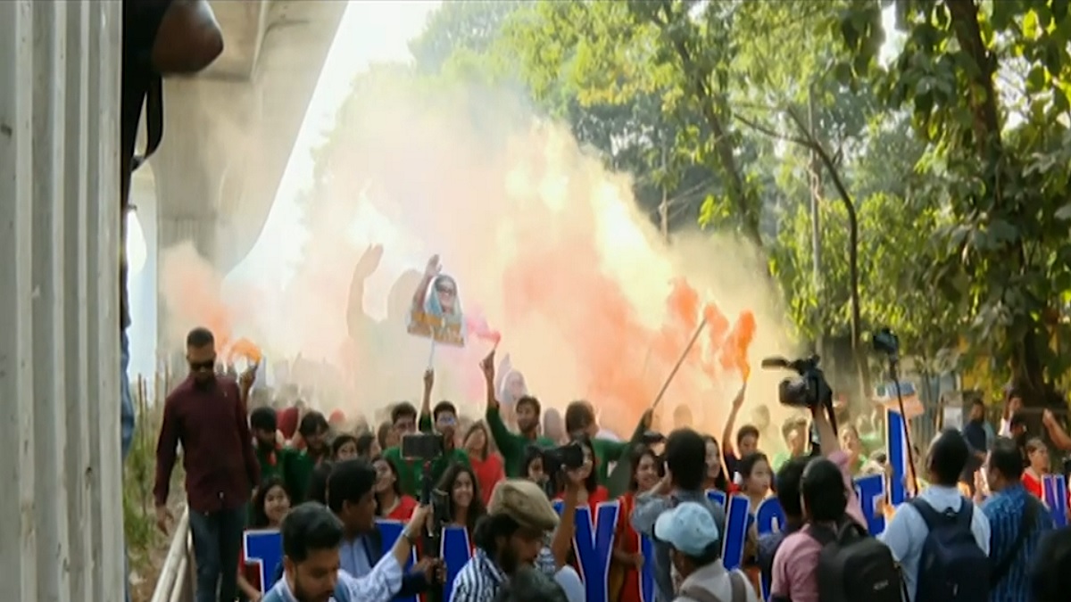 শিগগিরিই চালু হচ্ছে মেট্রোরেলের টিএসসি স্টেশন, ঢাবি শিক্ষার্থীদের আনন্দ র্যালি