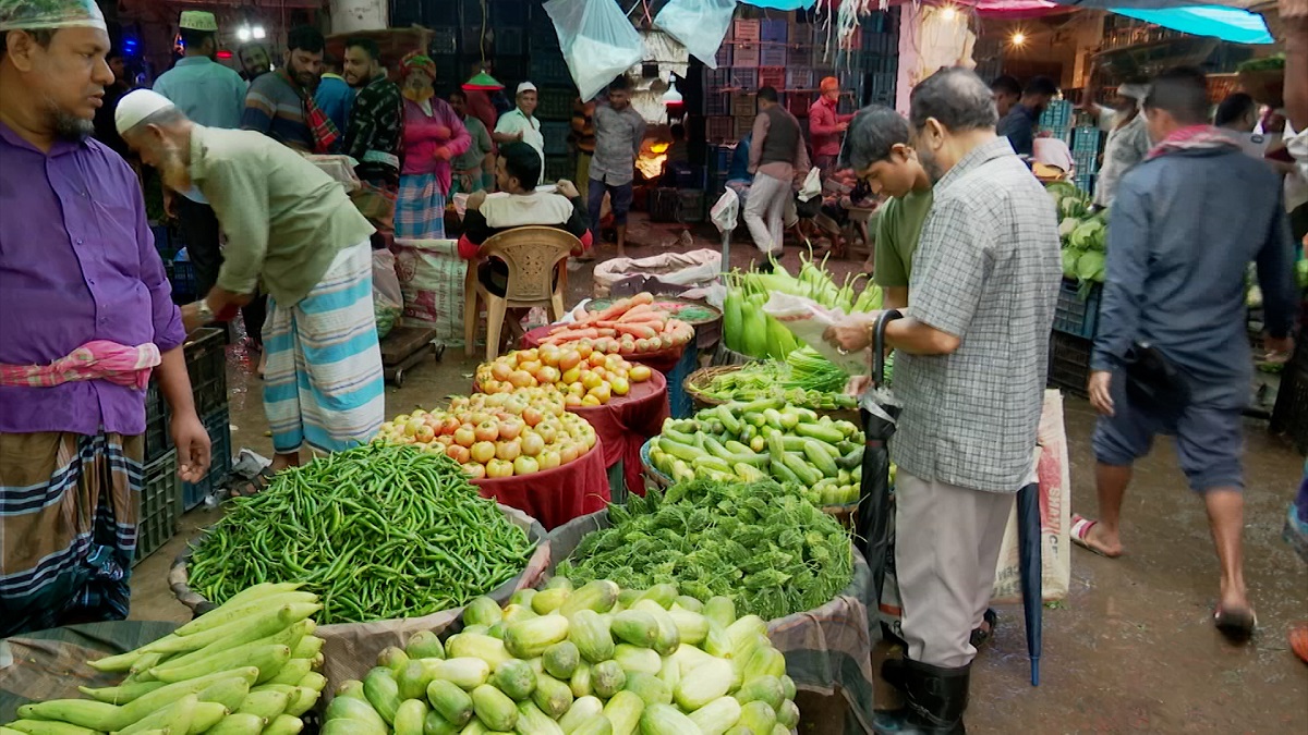 শীতল আবহাওয়ায় বৃষ্টি বাগড়ার অজুহাতে বাড়লো সবজির দর