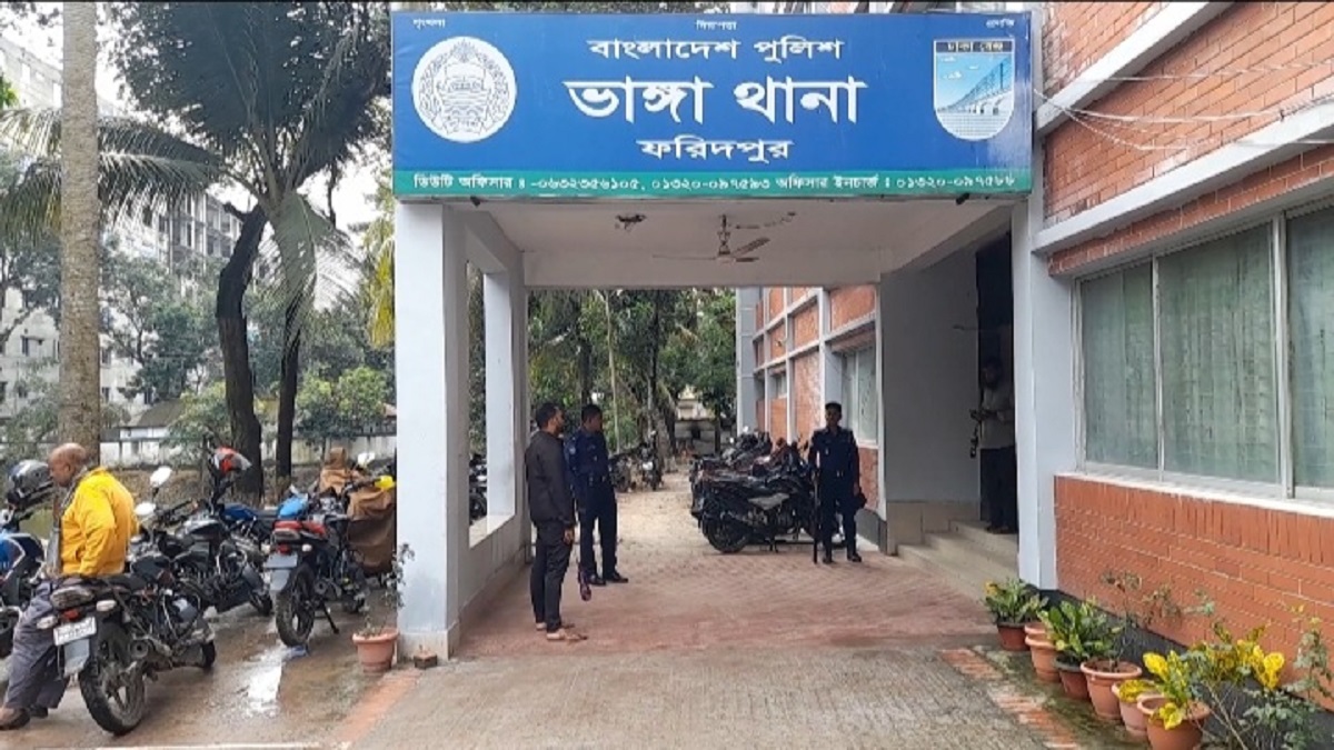 ফরিদপুরে কলেজছাত্রের গলাকাটা মরদেহ উদ্ধার