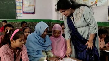 ৯২ বছর বয়সে স্কুলে ভর্তি হলেন এক বৃদ্ধা