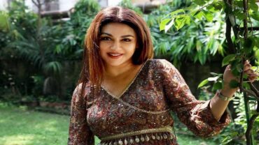 বলিউডে অভিষেক হতে চলেছে জয়ার
