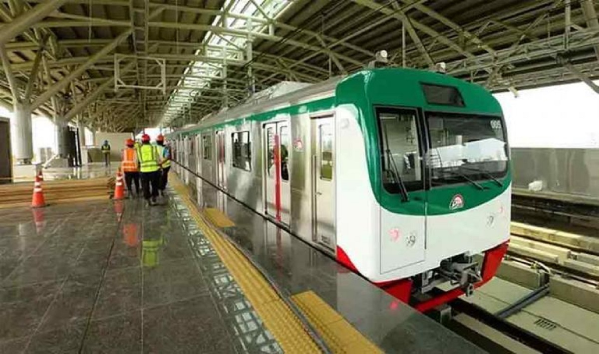 সড়কে গণপরিবহন কম, চলছে মেট্রোরেল