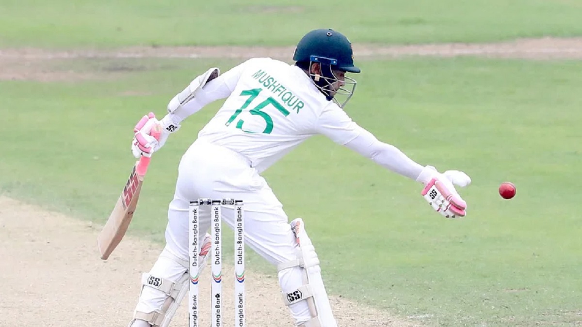 বাংলাদেশের প্রথম ব্যাটসম্যান হিসেবে ‘অবস্ট্রাকটিং দ্য ফিল্ড’ আউট মুশফিক