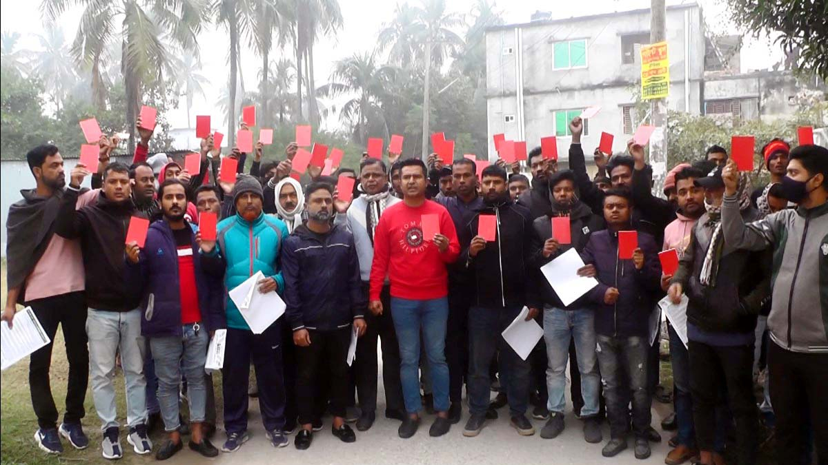 পাবনায় নির্বাচন কমিশনারকে লাল কার্ড দেখালো বিএনপির নেতাকর্মীরা