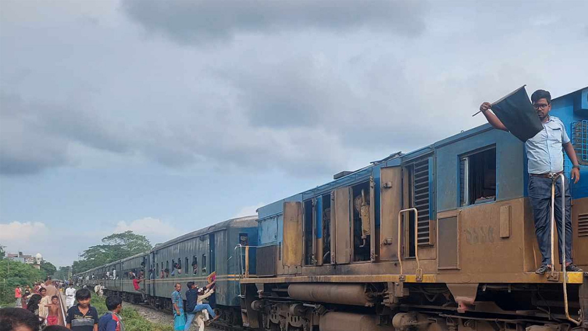 নাশকতা এড়াতে বন্ধ ৬টি ট্রেন