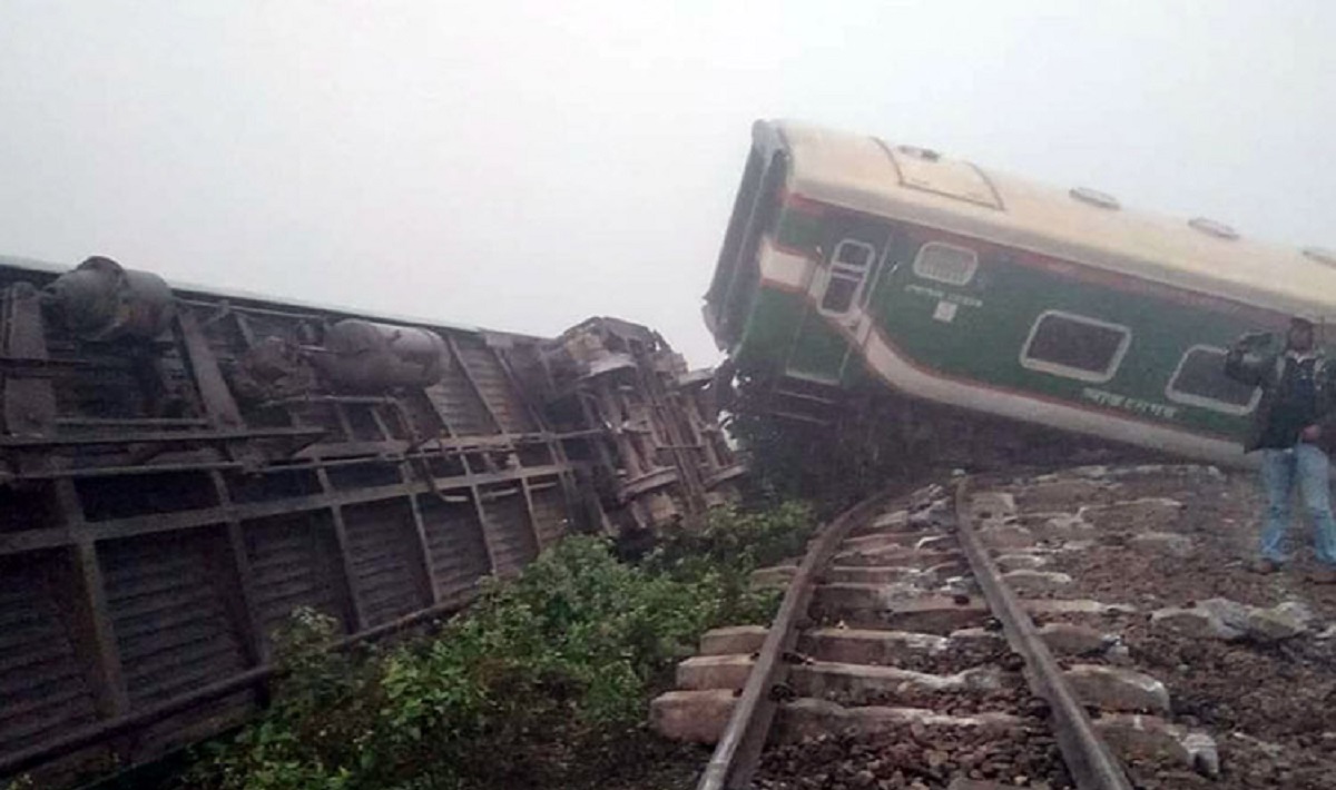 গাজীপুরে রেললাইন কেটে ফেললো দুর্বৃত্তরা, ৭ বগি লাইনচ্যুত হয়ে নিহত ১