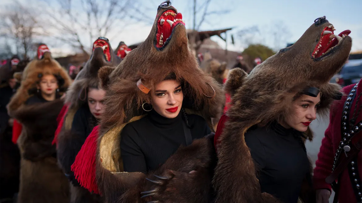 দুষ্ট আত্মাকে তাড়াতে বছর শেষে রোমানিয়ায় ভালুক সেজে উৎসব