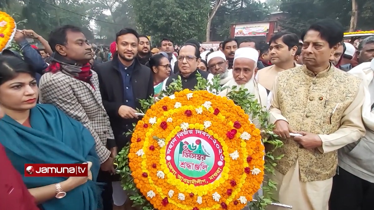মাগুরায় নেতাকর্মীদের মধ্যমণি সাকিব, অংশ নিলেন বিজয় দিবসের আয়োজনে