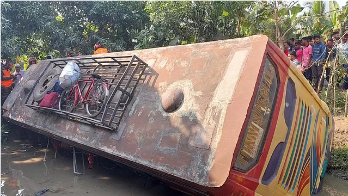 সাতক্ষীরায় যাত্রীবাহী বাস এবং ট্রাকের মুখোমুখি সংঘর্ষ