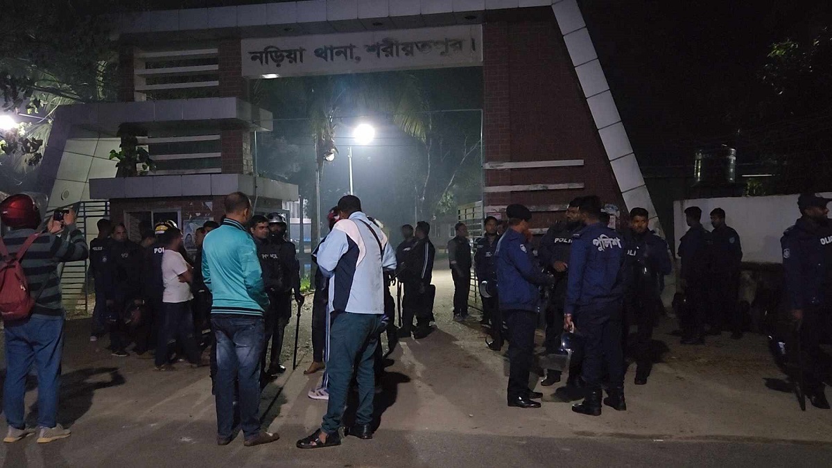 শরীয়তপুরে স্বতন্ত্র প্রার্থী-নৌকা সমর্থকদের পাল্টাপাল্টি ধাওয়া ও ককটেল বিস্ফোরণে আহত ৫