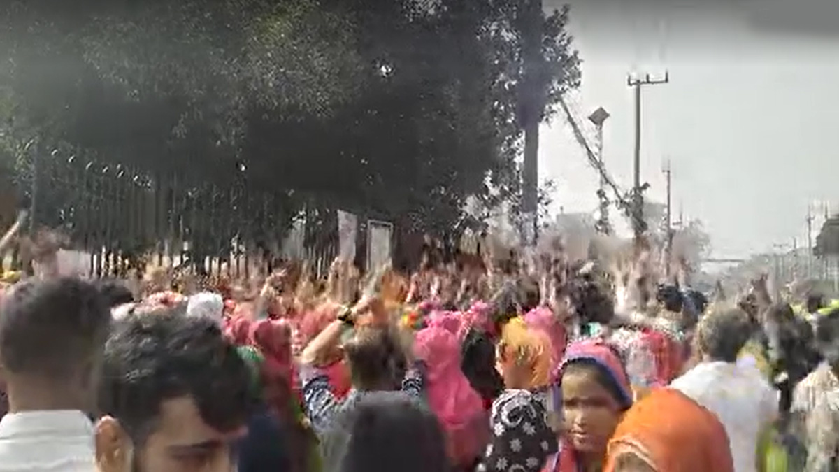 চট্টগ্রামে বেতন বৃদ্ধির দাবিতে শ্রমিকদের বিক্ষোভ