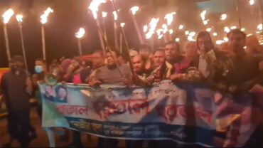 হরতালের সমর্থনে রাতে দেশের বিভিন্ন স্থানে বিএনপির মশাল মিছিল