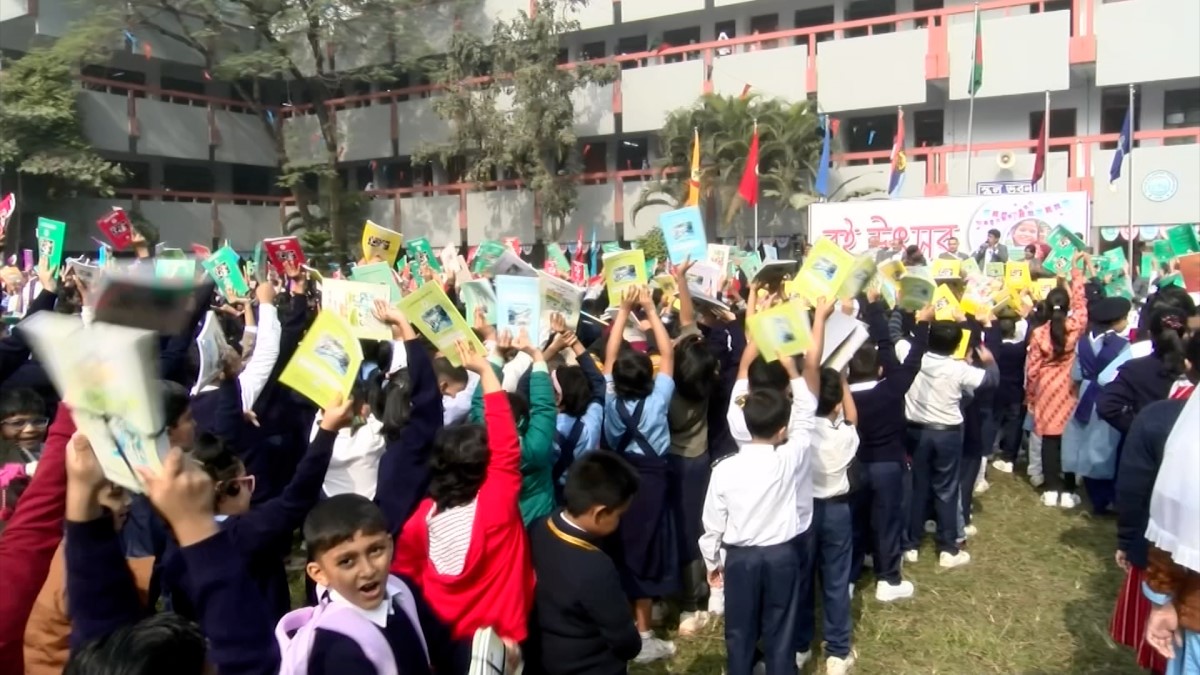 বছরের প্রথম দিনে বই পেয়ে উচ্ছ্বসিত শিক্ষার্থীরা
