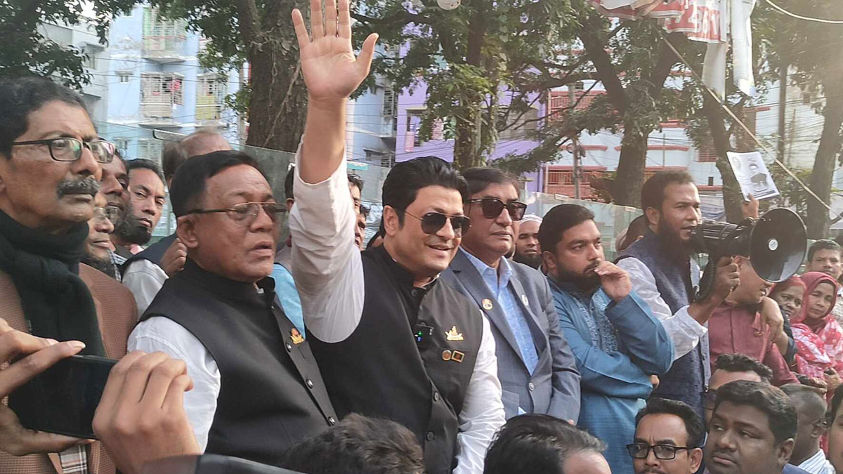 বাড়ি-বাড়ি ফেরদৌসের প্রচারণা, ভোটাররা পাচ্ছেন আশ্বাস-প্রতিশ্রুতি