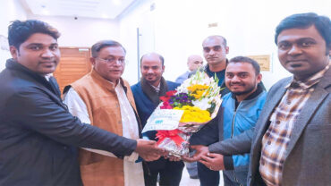 পররাষ্ট্রমন্ত্রীকে ফুল দিয়ে শুভেচ্ছা জানালো আইআরএফ