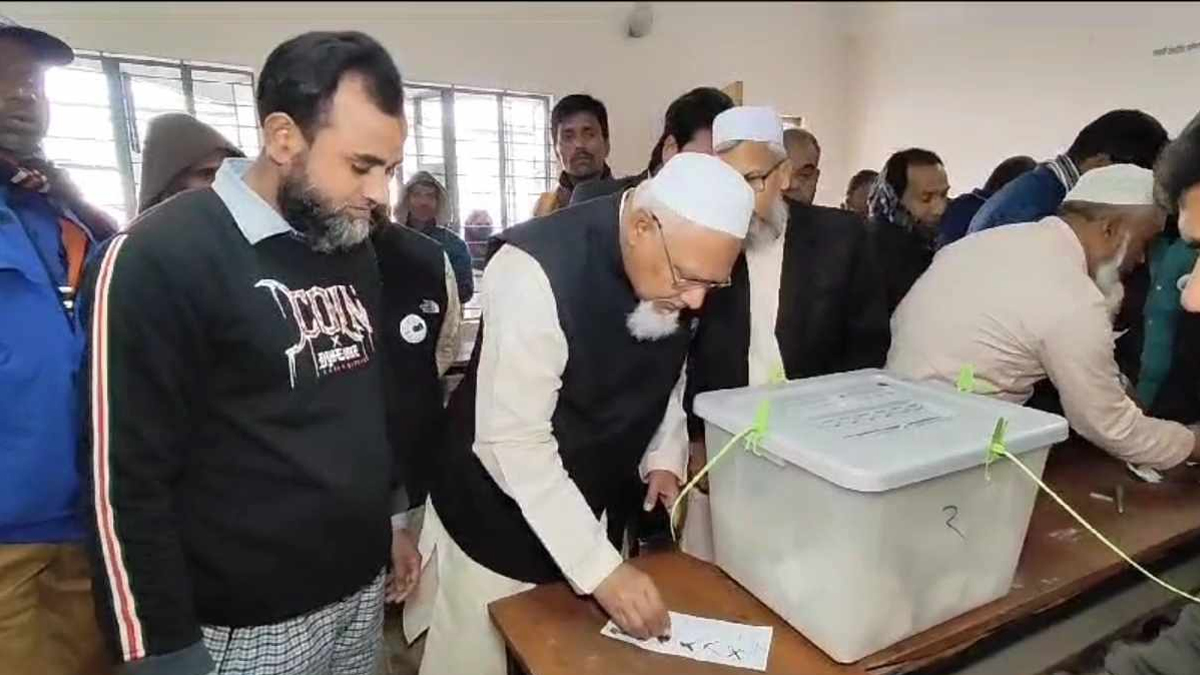 প্রকাশ্যে ভোট দিলেন ধর্ম প্রতিমন্ত্রী