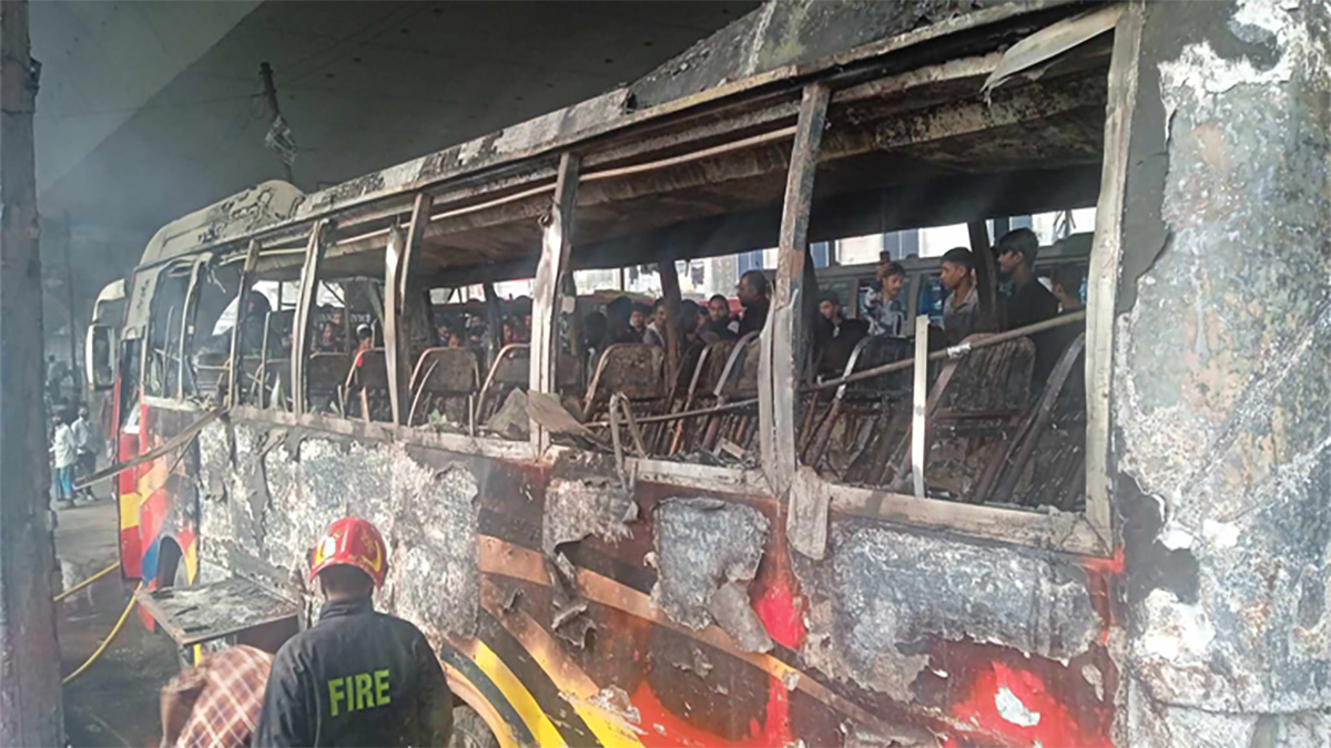যাত্রাবাড়ীতে বাসে আগুন