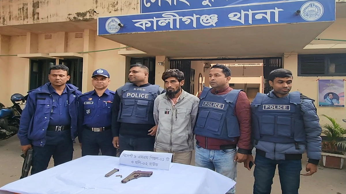 ঝিনাইদহে অস্ত্র ও গুলিসহ ধর্ষণচেষ্টা মামলার আসামি গ্রেফতার