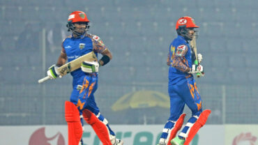 ঢাকাকে ১০ উইকেটে উড়িয়ে দিয়ে খুলনার চারে চার