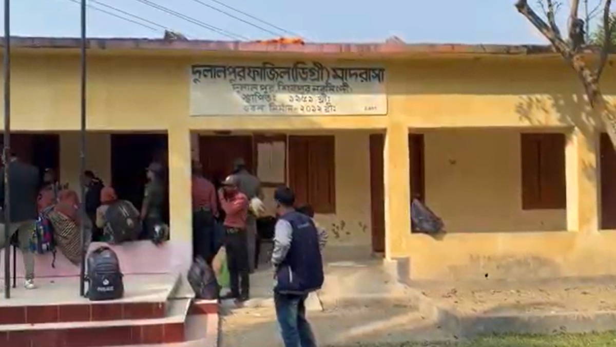 নরসিংদী-৩ আসন: ভোট কেন্দ্রে ভাঙচুর ব্যালট পেপার ছিনতাই, ৬ রাউন্ড গুলি বর্ষণ-আটক ৮