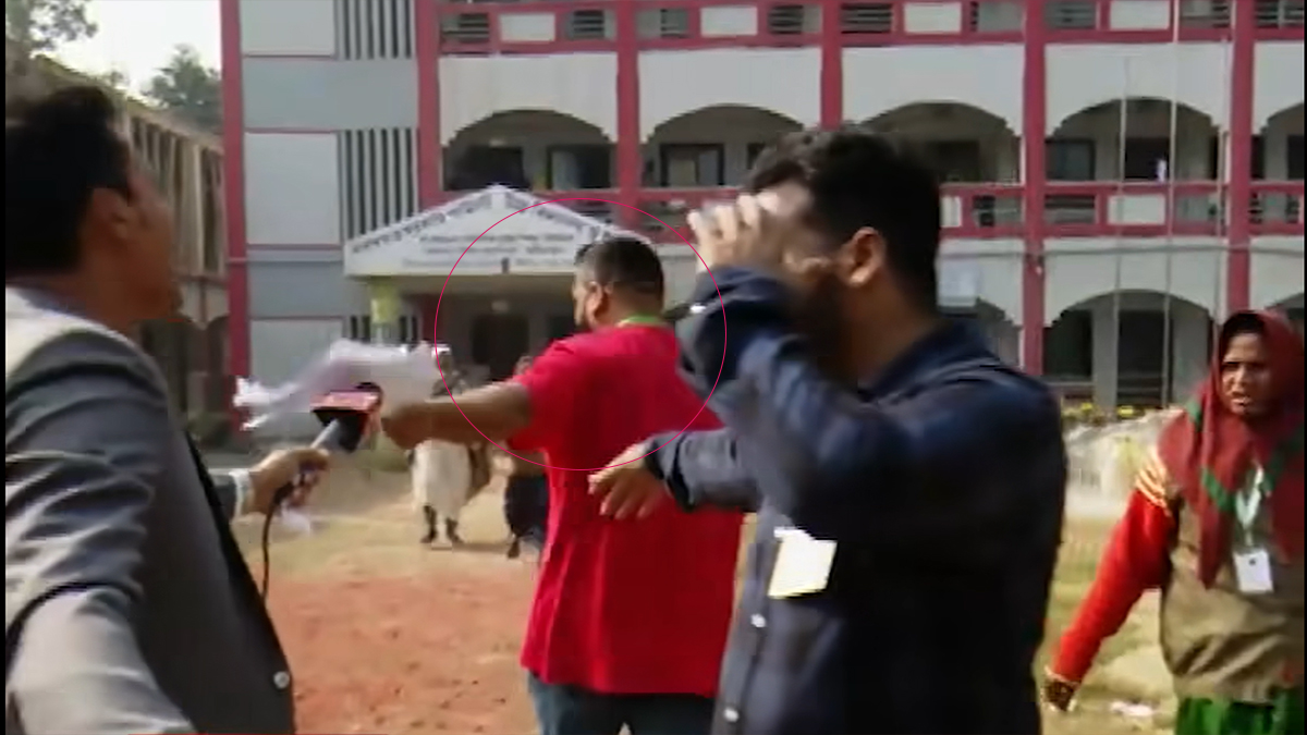 যমুনা টিভির ক্যামেরা দেখে দৌড়ে পালালেন নৌকার পোলিং এজেন্ট