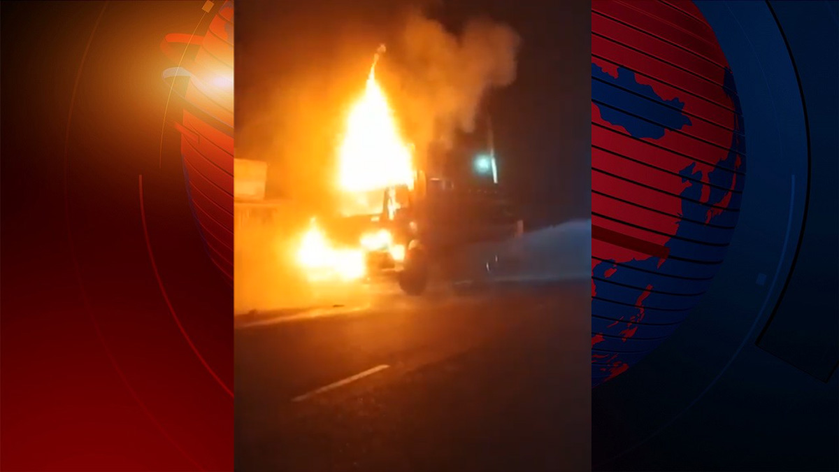 পিরোজপুরে ট্রাকে আগুন