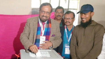 ভোট দিলেন জাতীয় পার্টির এবিএম রুহুল আমিন হাওলাদার