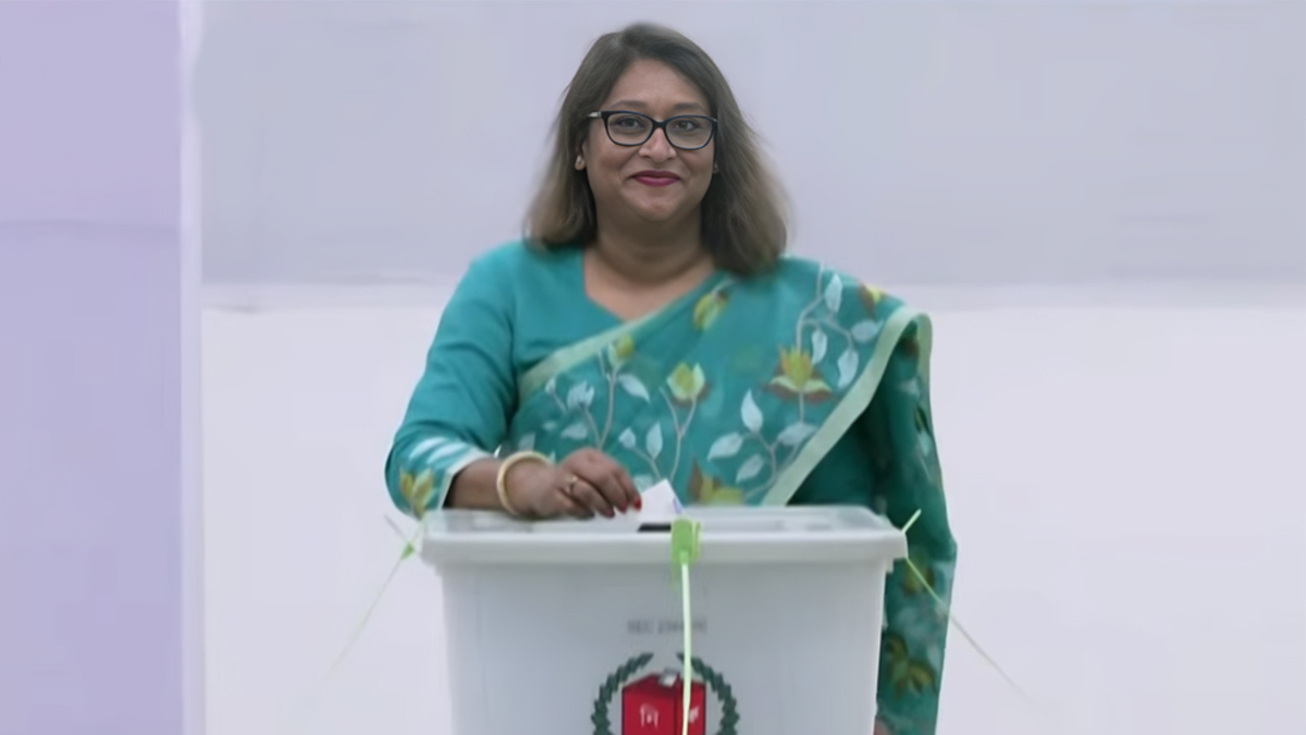 মায়ের সঙ্গে ভোট দিলেন পুতুল